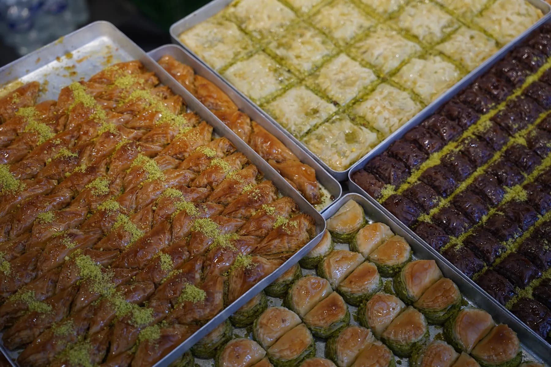 Plateaux de baklava et de pâtisseries turques
