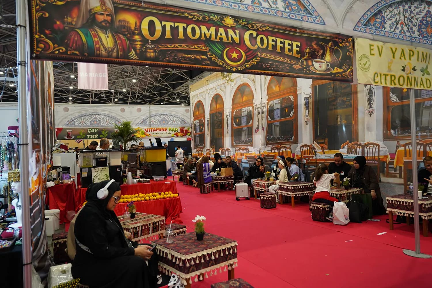 Café turc préparé sur le stand