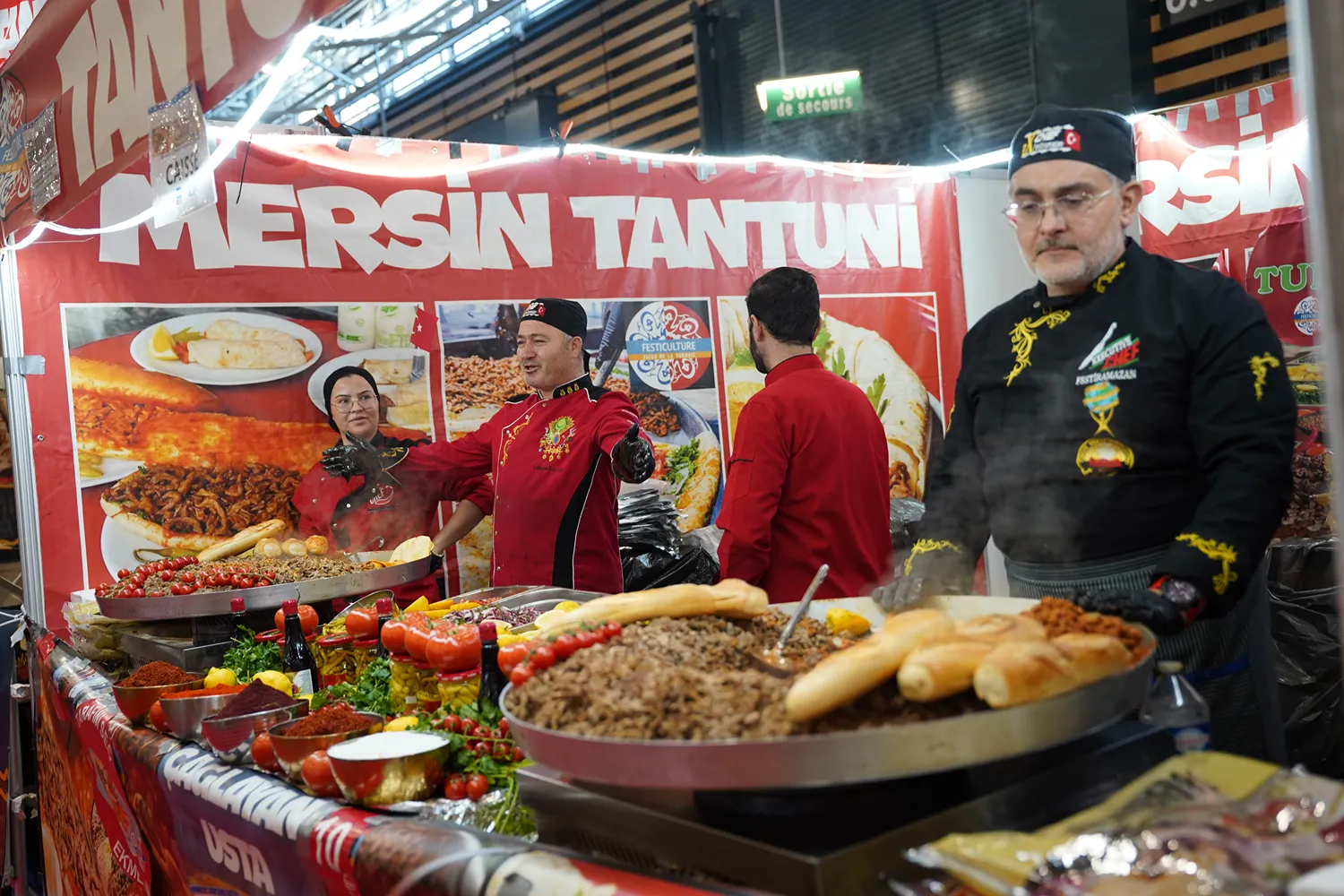 Des chefs à l'œuvre sur un stand de spécialités turques