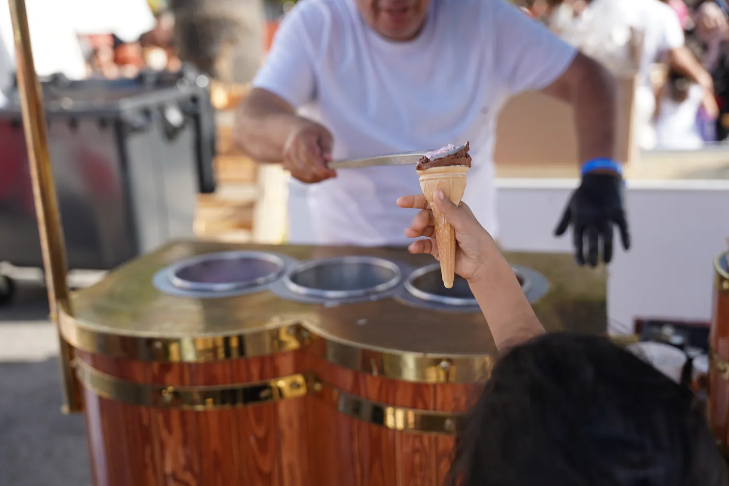 Glace artisanale turque servie au stand
