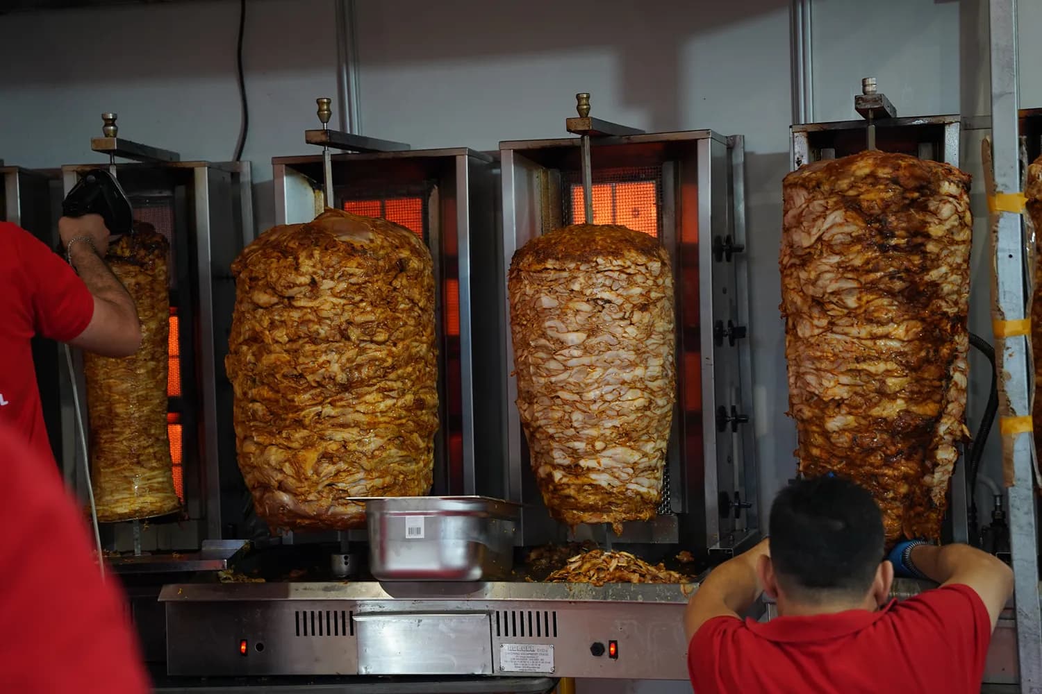 Broches de döner kebab sur un stand de street food