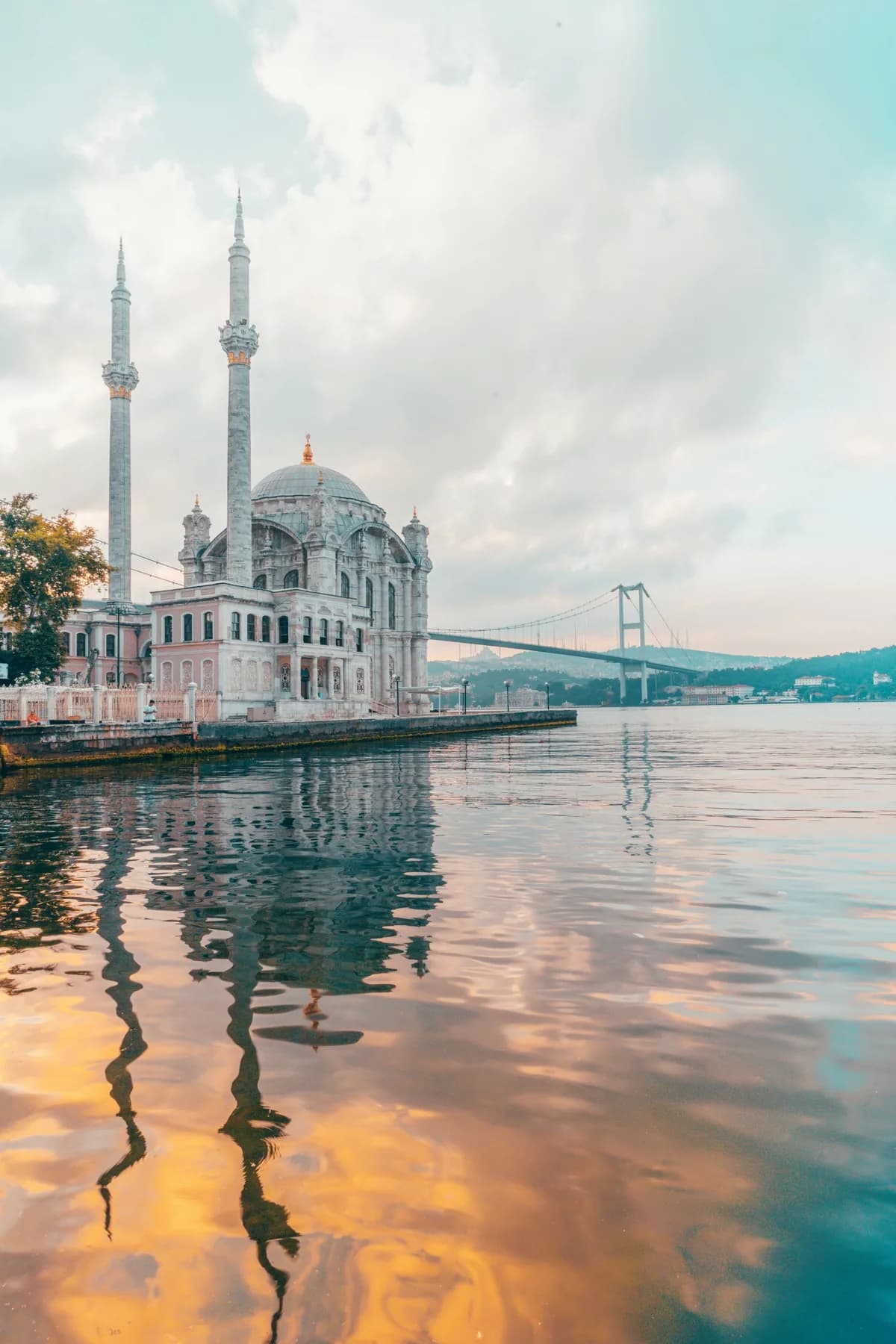La mosquée d'Ortaköy et le pont du Bosphore, à Istanbul