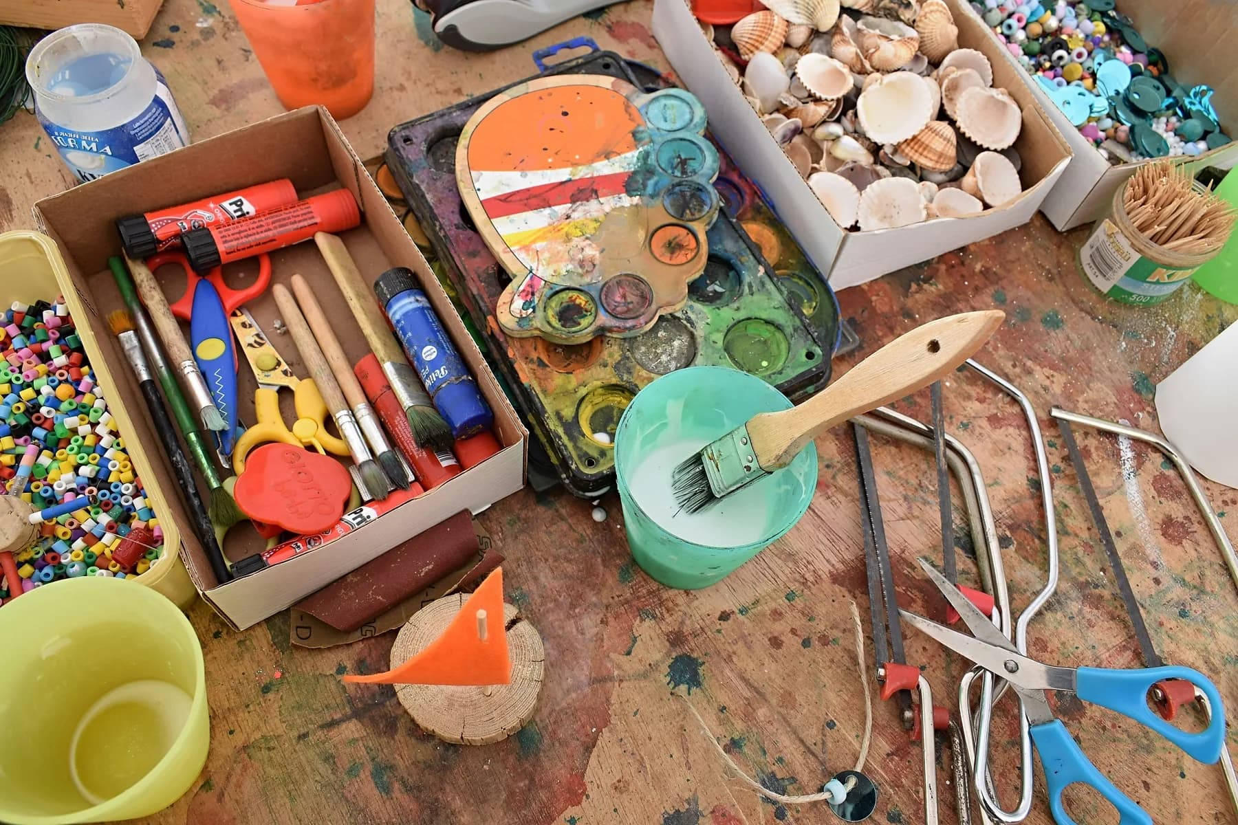Le matériel d'un atelier de loisirs créatifs