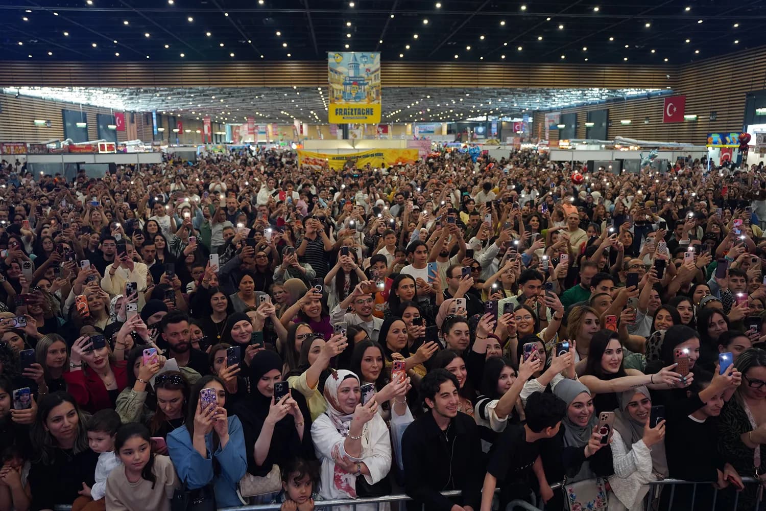 Panoramic view of the crowd at the FestiExpo show